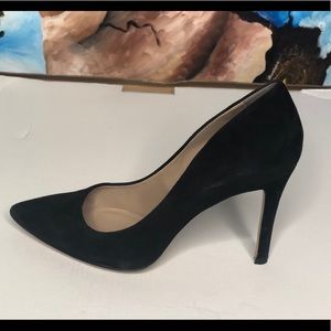 Saks fifth Avenue Pre-owned Black Suede Pumps